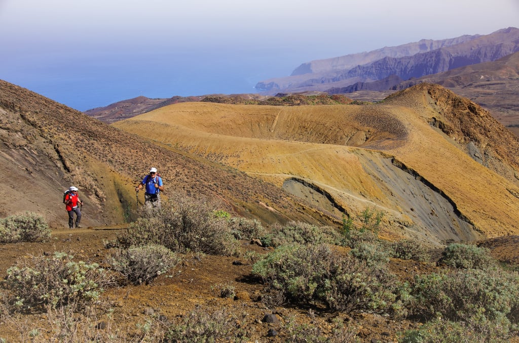 Escursionisti in cresta durante un trekking a Capo Verde nell'oceano Atlantico